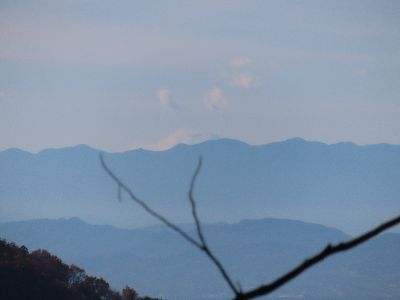 写真：秩父山地越しに見える富士山の頂上