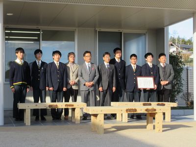 写真：令和6年12月17日（火曜日）　桐生第一高等学校ものつくりコース様からの寄附の受け入れの様子
