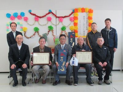 写真：桐生水産物買受人組合様・マルシン様による交通遺児家庭歳末プレゼント贈呈式の様子