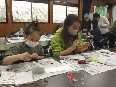 写真:親子それぞれ真剣に色をぬる様子