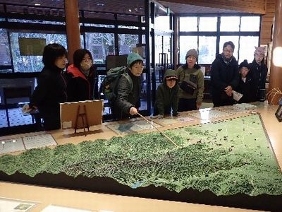 写真:桐生の山並みを表したパノラマの周りに集まる参加者たち