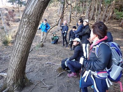 写真:途中途中で水分補給や自然観察を楽しむ参加者