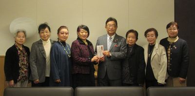 写真：桐生市婦人団体連絡協議会様からの寄附の受け入れの様子