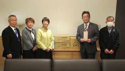 写真：立正佼成会桐生教会様からの寄附の受け入れの様子