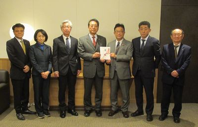 写真：群馬県トラック協会桐生支部様からの寄附の受け入れの様子