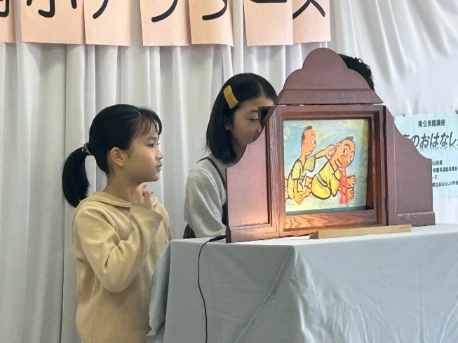 写真：紙芝居を読んでいる様子