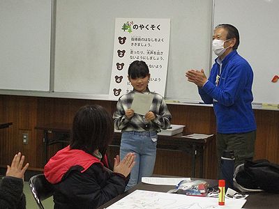 写真:修了証を受け取り笑顔の女の子