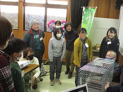 写真:講師を囲み、なごやかに話がすすんでいく