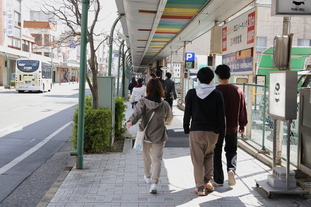 写真：まち歩きの様子2