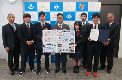 写真：桐生工業高校による「2024年第15回高校生の建築甲子園」優勝報告の様子