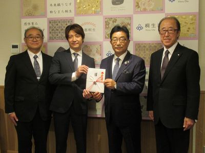 写真：北小学校遊具整備に係る寄附の受け入れの様子