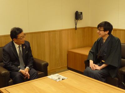 写真：アマチュア落語家・摩天楼寳楽様ご来訪の様子