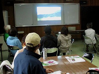 写真:桐生の山並みや動植物の紹介動画を見る参加者