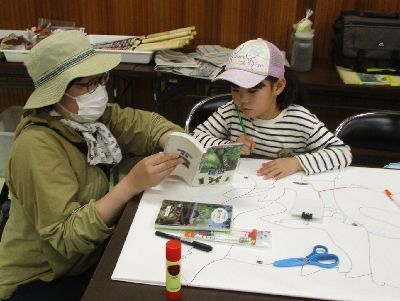 写真:親子で図鑑で調べている様子