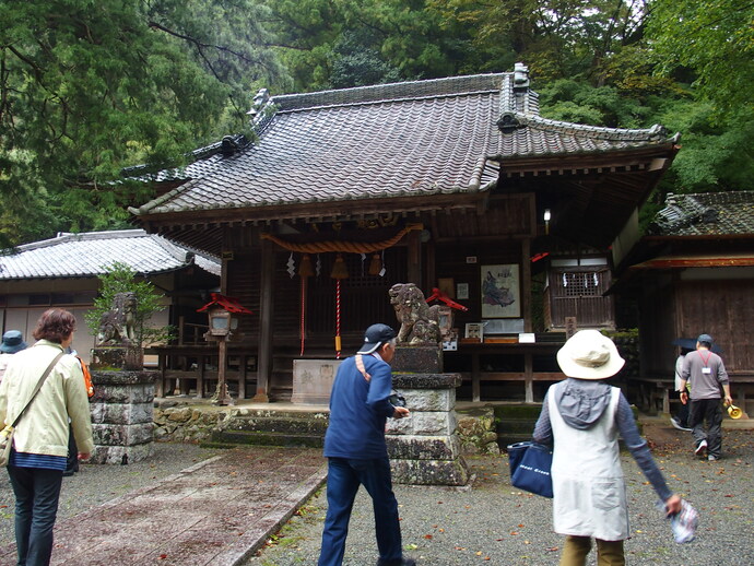 白瀧神社を見学する参加者の様子