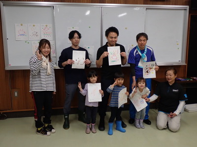 写真:絵を持ってにっこり笑う参加者たち