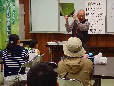 写真：紙芝居をして解説するレンジャー