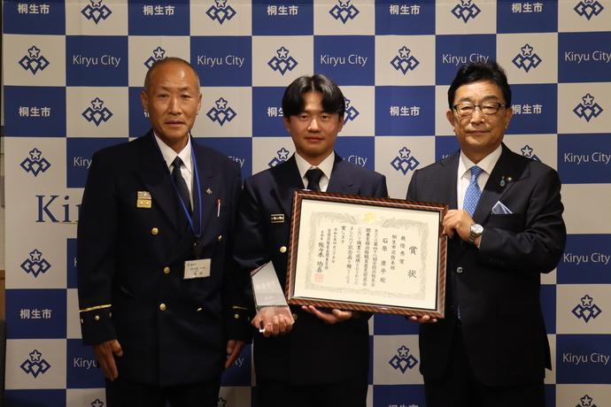 写真:賞状を持っている様子