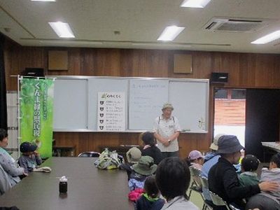 写真:親子で席につき話を聞く様子