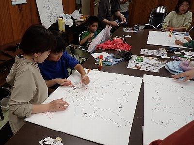 写真:A2版の大きな地図に毎月出会えた生きものを加えていく