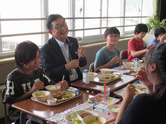 写真：併20周年に伴う記念給食の様子