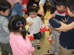 写真:子どもたちが集まって遊ぶ様子