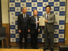 写真：左から審議会副会長、会長、桐生市長 