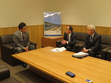 写真：市長への答申書の内容を説明しているところ