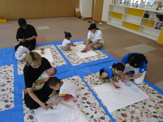 写真：大きな紙に絵を描こう