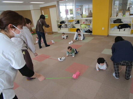 写真：ハイハイしてあそぶ様子
