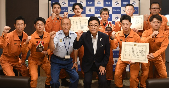 写真:荒木市長へ出場を報告