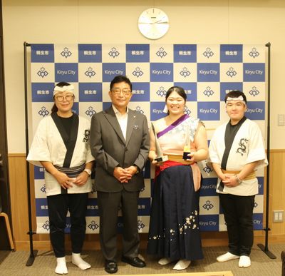 写真：「和太鼓白楽」の田畑咲花様ご来訪の様子