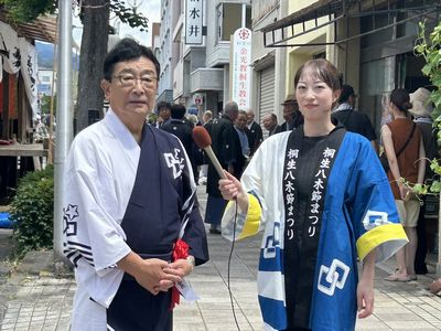 写真：桐生八木節まつりでインタビューを受ける市長