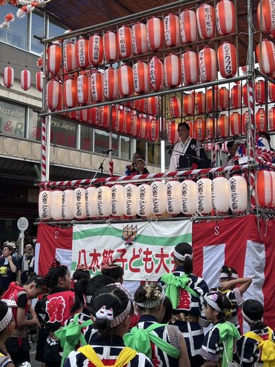 写真：櫓の上から市長があいさつする様子