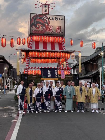 写真：櫓の前で議員と一緒に写真撮影