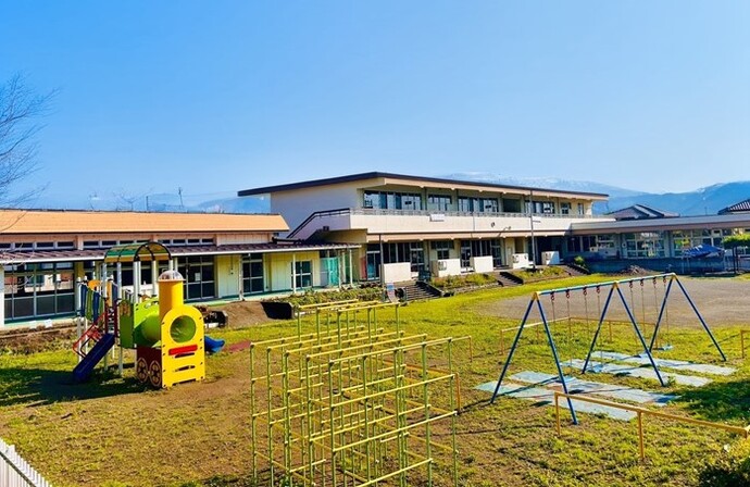 広沢こども園の園舎と園庭の写真