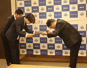 感謝状を贈呈する荒木市長の写真