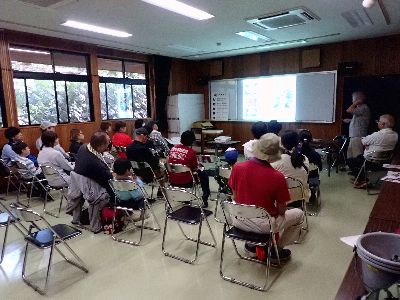 写真：プロジェクターを見ながら講義を受ける