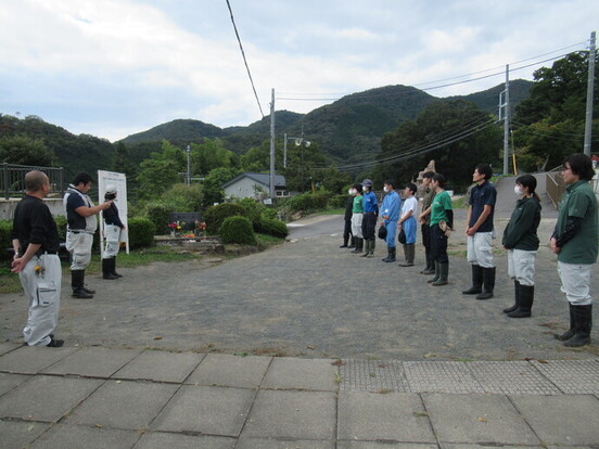 慰霊祭に参列する職員の写真