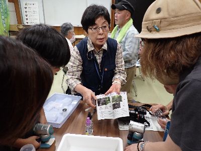 写真:図鑑で解説する講師