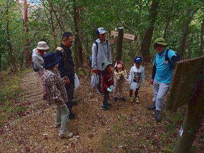 写真:案内の看板をみんなで見る