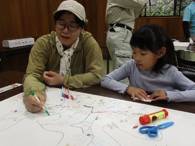 写真:マップに書き込む親子