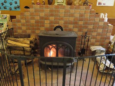 写真:火が灯る薪ストーブ