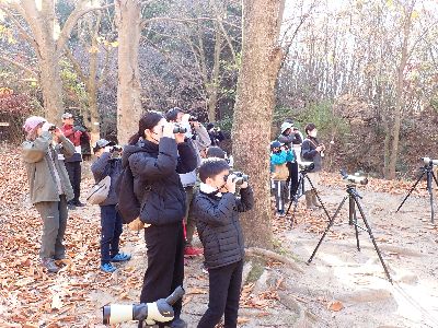 写真:親子みんなで双眼鏡を覗く