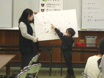 写真:大きなマップを親子で抱え発表