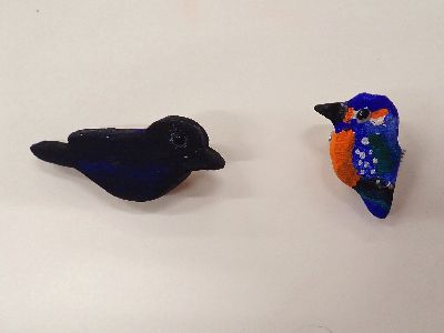 写真:カラスとカワセミのバッジ