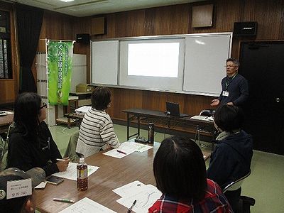 写真：グラフを使いながら説明をする講師