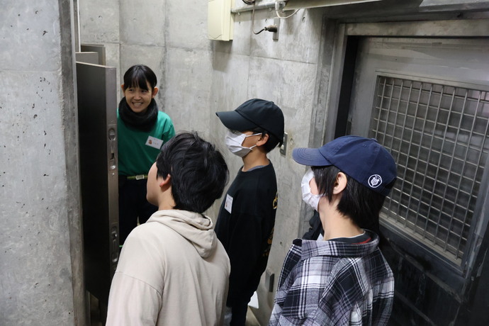 クモザル舎内での作業の様子