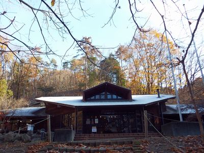 写真：ネーチャーセンター正面の写真、屋根がうっすら白い