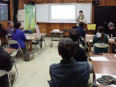 写真：パワーポイントを見ながら講義を受ける参加者たち